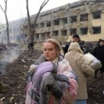 Молодая мама с ребенком из разбомбленного роддома в Мариуполе стали заложниками оккупантов