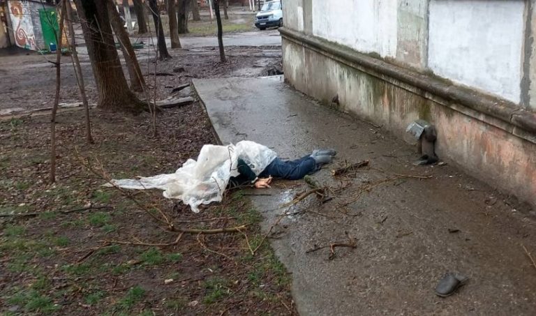 У Маріуполі окупанти забороняють людям ховати померлих і викопують тіла похованих у дворах,  —  міськрада