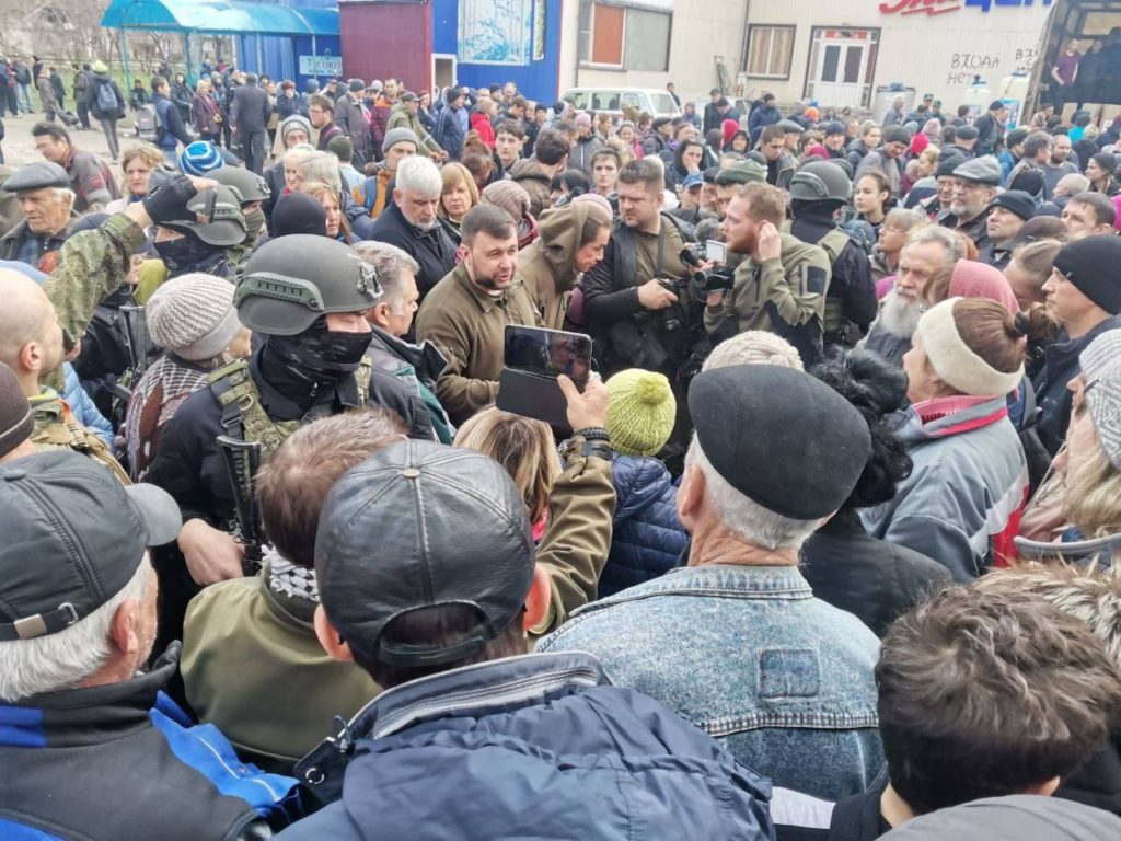 “Будет лучше чем был, надо потерпеть”. Главарь ДНР посетил заблокированный РФ Мариуполь, — горсовет (ВИДЕО)