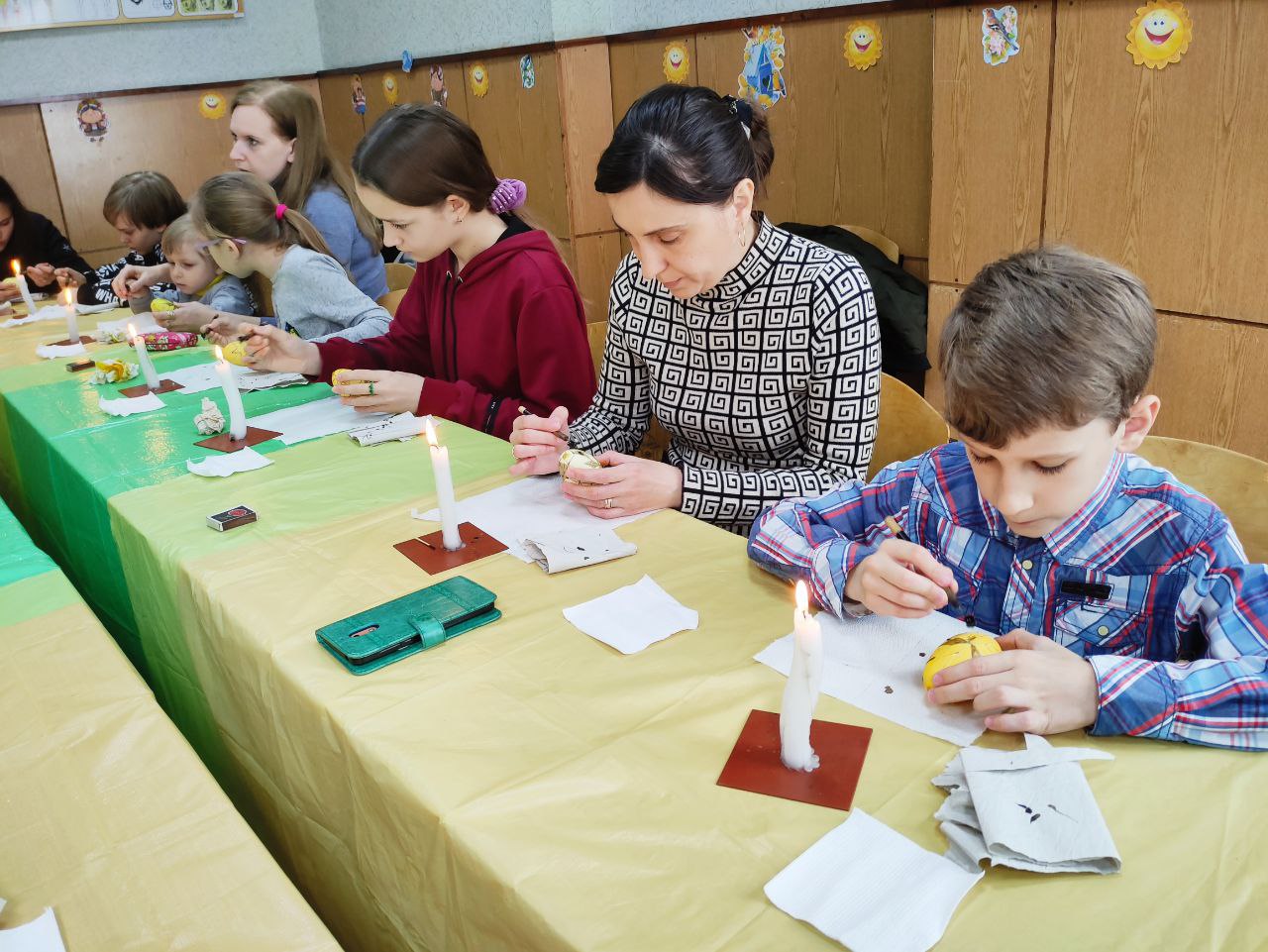 дети и врозслые расписывают писанки в Донецкой области