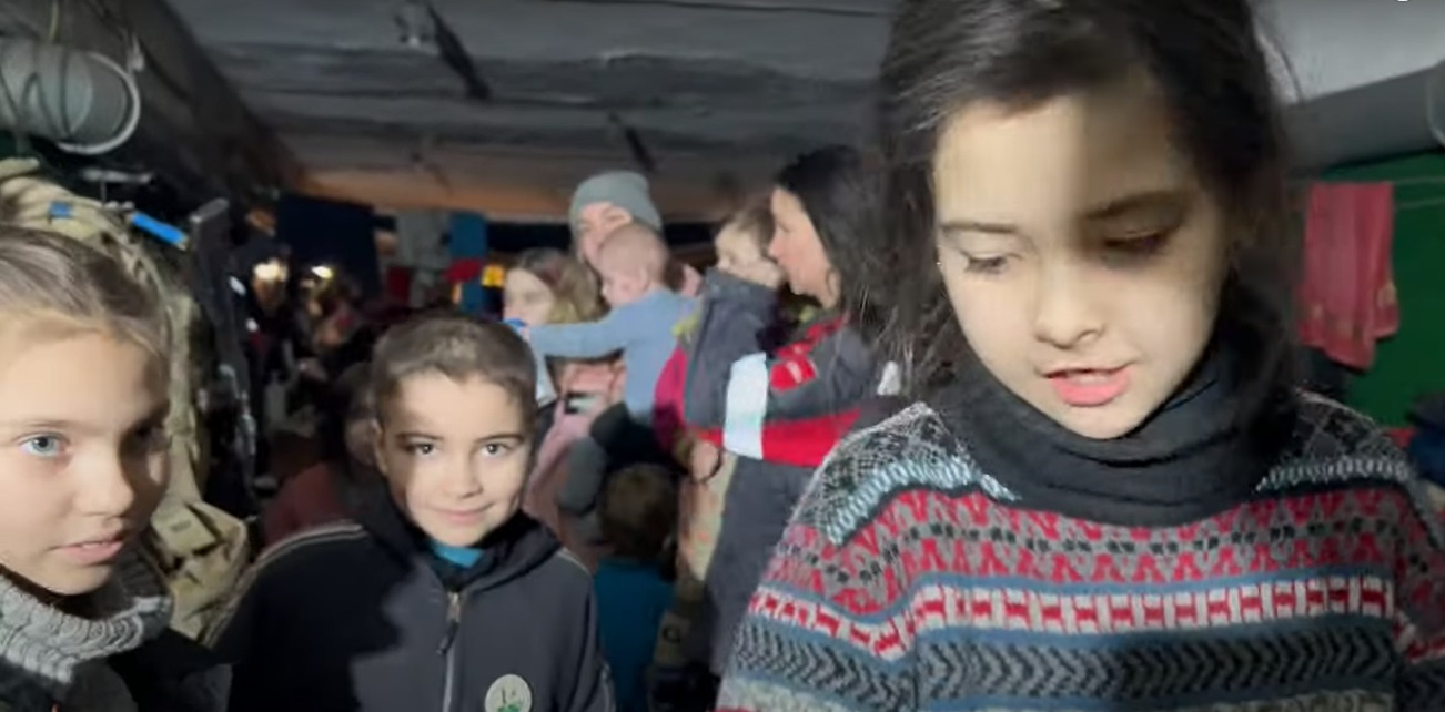 дети в бомбоубежище под Азовсталью в Мариуполе