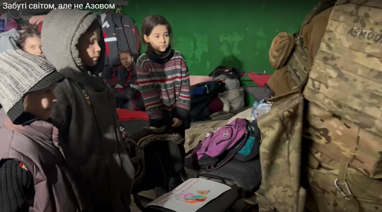 дети в убежище под Азовсталью в Мариуполе