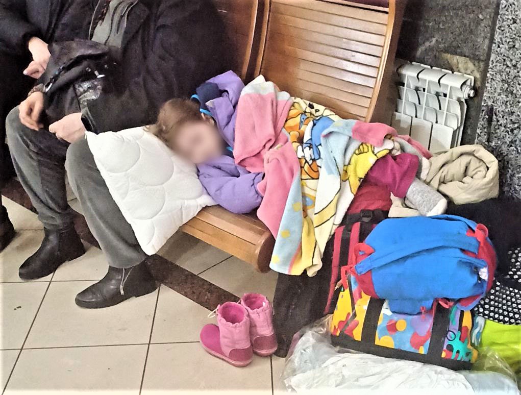 дитина біженців на вокзалі у Львові