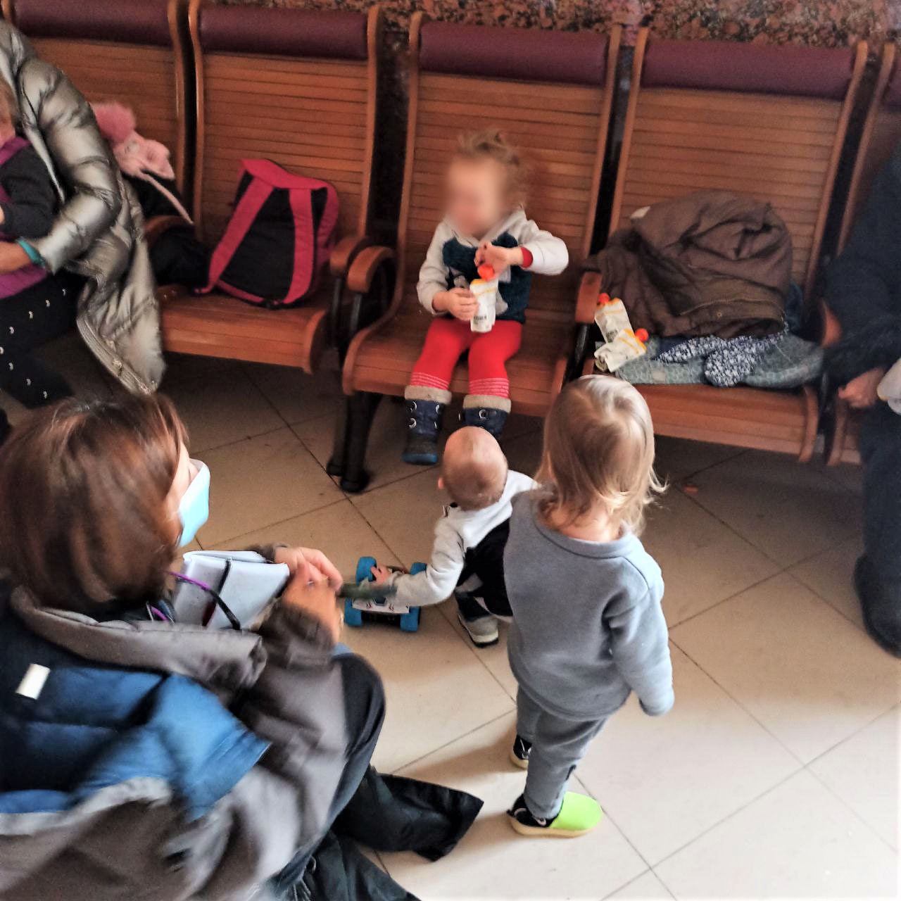 діти біженців на вокзалі у Львові