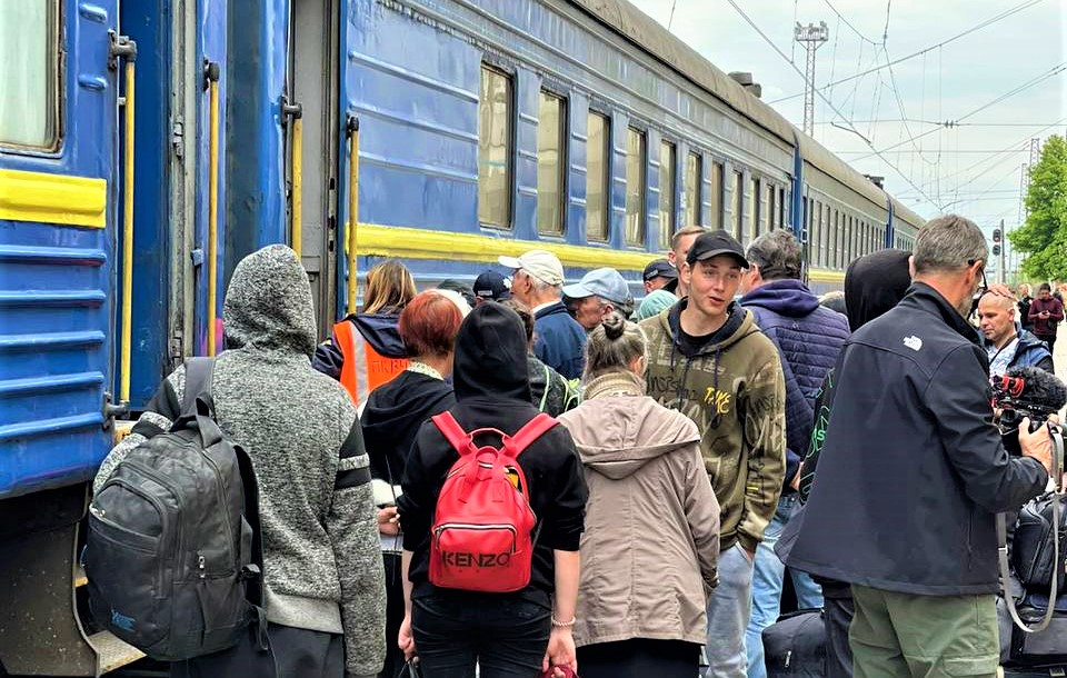 30 апреля из Покровска отправится единственный эвакуационный поезд с востока, он едет до Закарпатья, — Укрзализныця