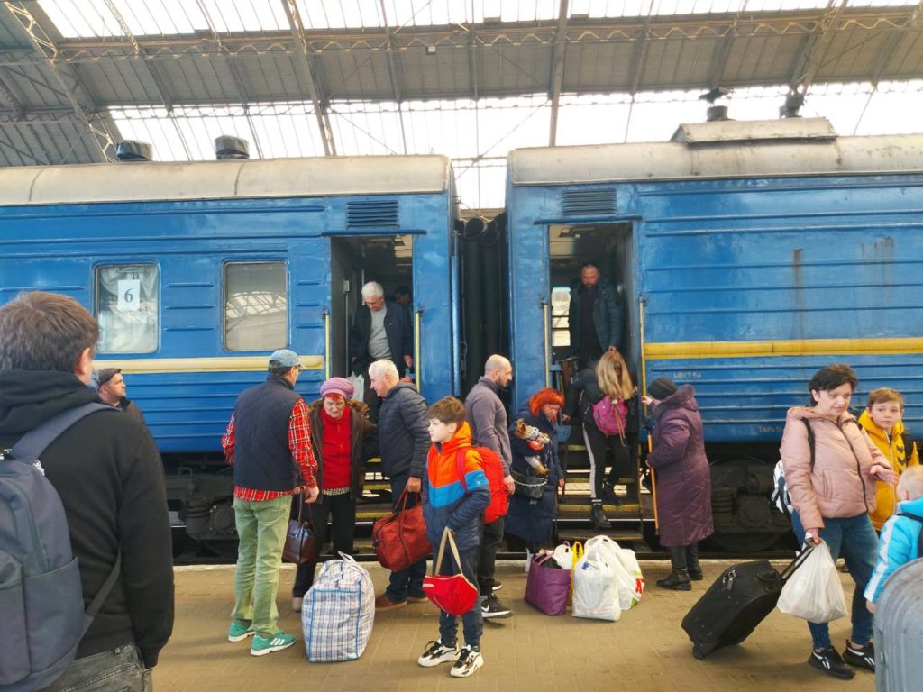 6 апреля из Покровска планируют дополнительный поезд эвакуации на запад страны. На него нужно записываться (телефоны)