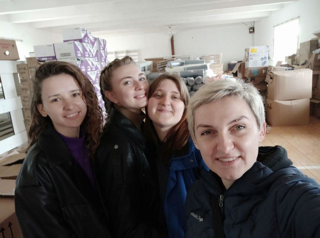 Спочатку у Слов’янську, а тепер у Дрогобичі. Як волонтерки організації “Теплиця” допомагають цивільним