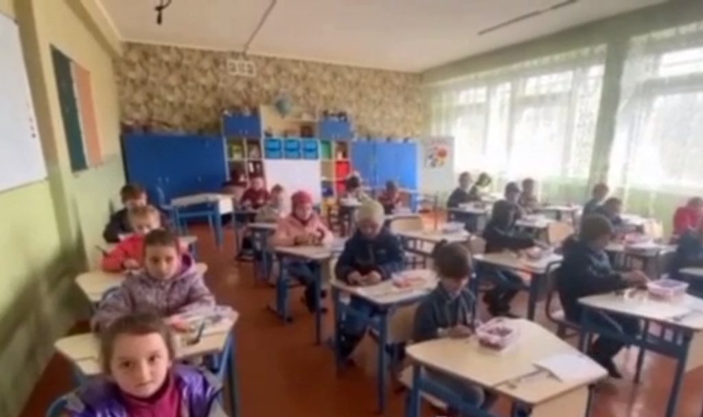 Гімн Росії та уроки російською: окупанти “відкрили” школу в осадженому Маріуполі