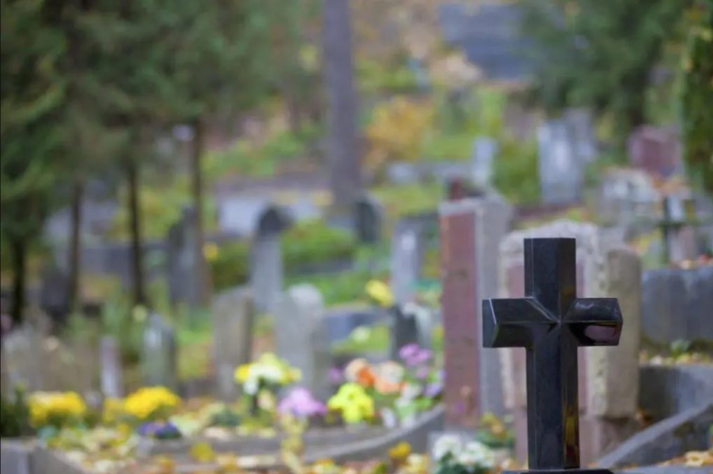 Поки небезпечно для живих. Чому очільники громад Донеччини просять мешканців не ходити на кладовища