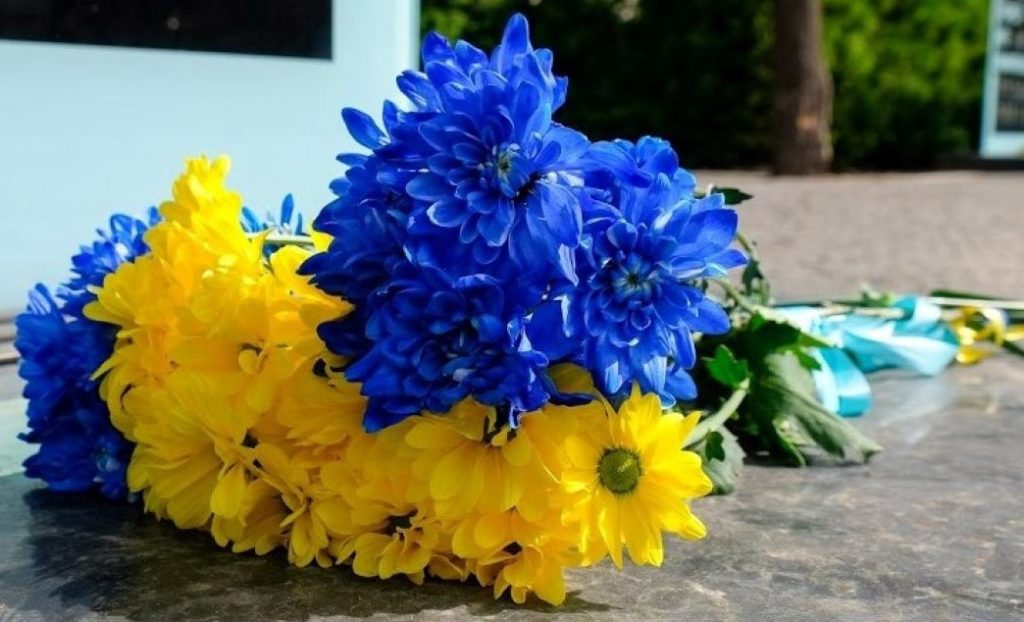 Квіти замість пасажира. Укрзалізниця вшановує пам’ять загиблих від обстрілу на вокзалі у Краматорську