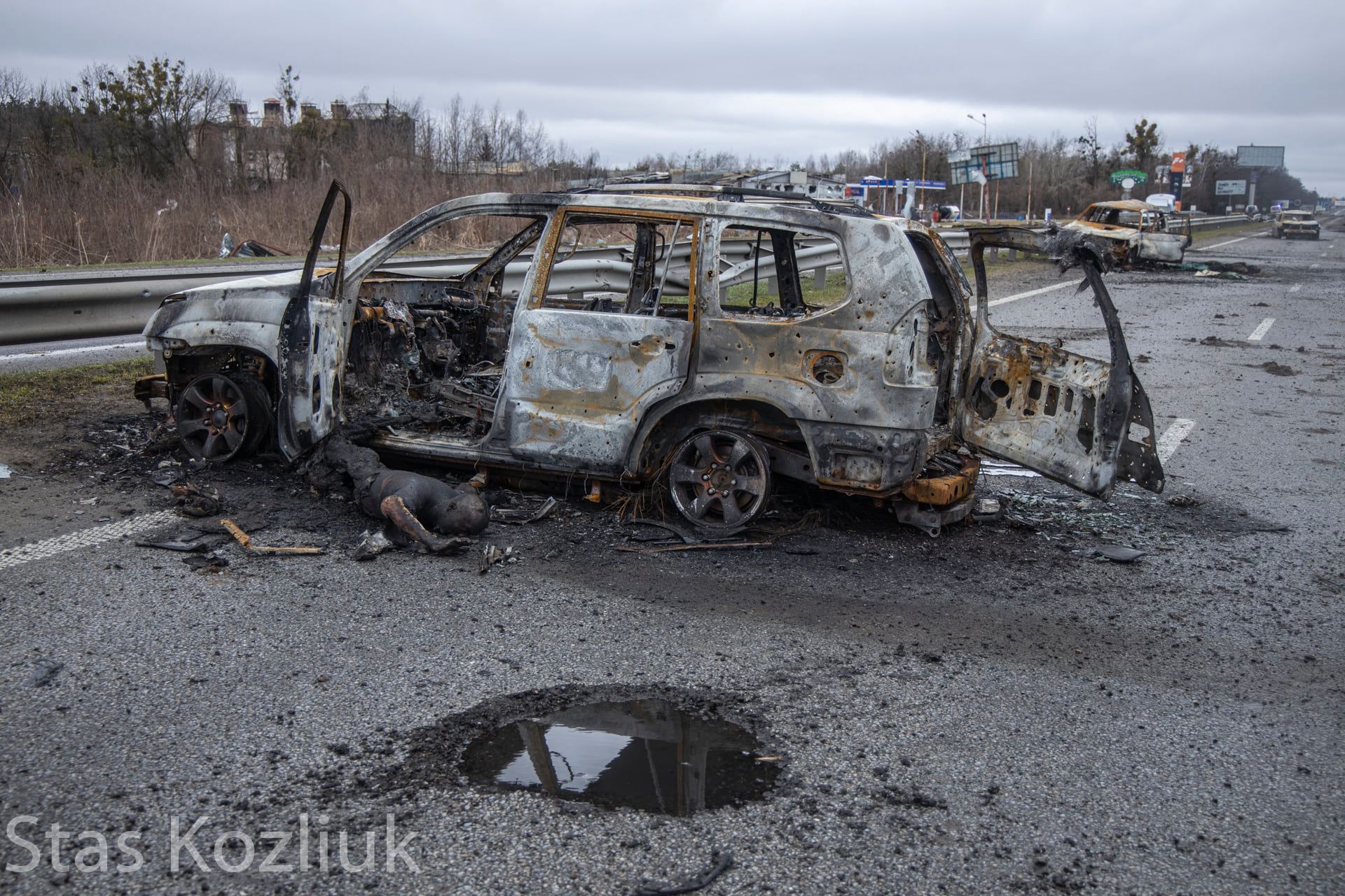 розбомблена машина біля Києва обгорілий труп