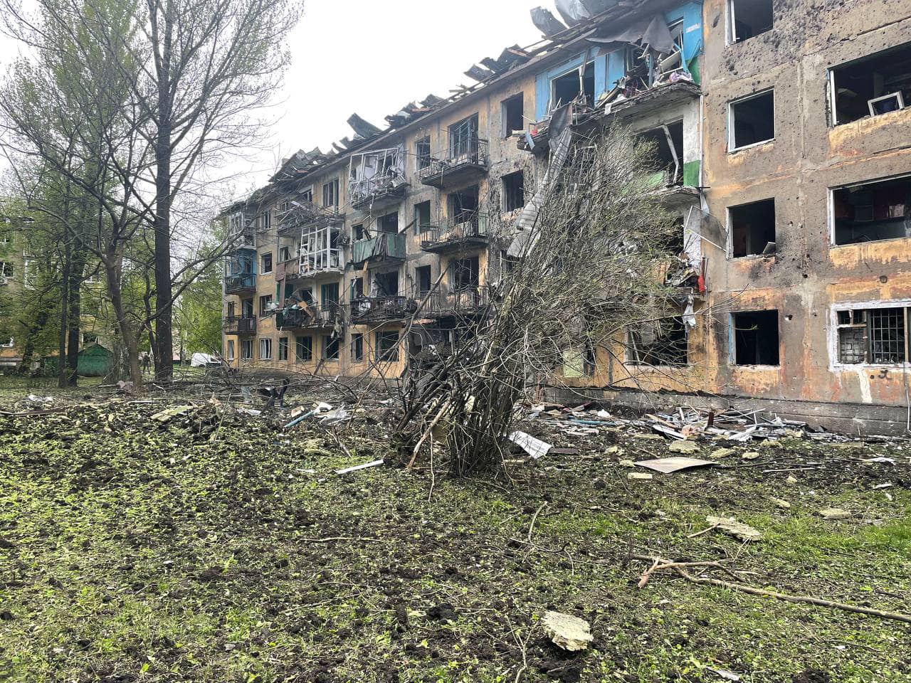 обстрелянная многоэтажка в Доброполье в Донецкой области