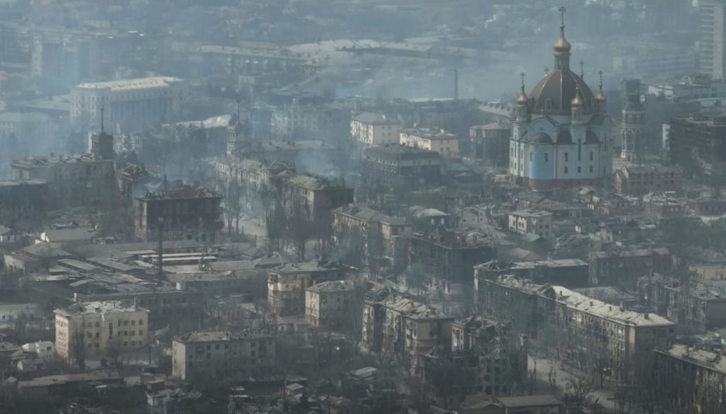 В Мариуполе россияне сбрасывают сверхтяжелые бомбы по району “Азовстали”, – власти города