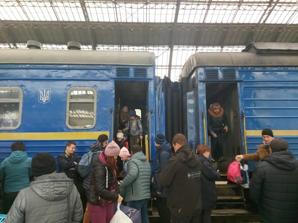 Эвакуационные поезда из Краматорска задерживаются в пути — оккупанты обстреляли железнодорожное полотно