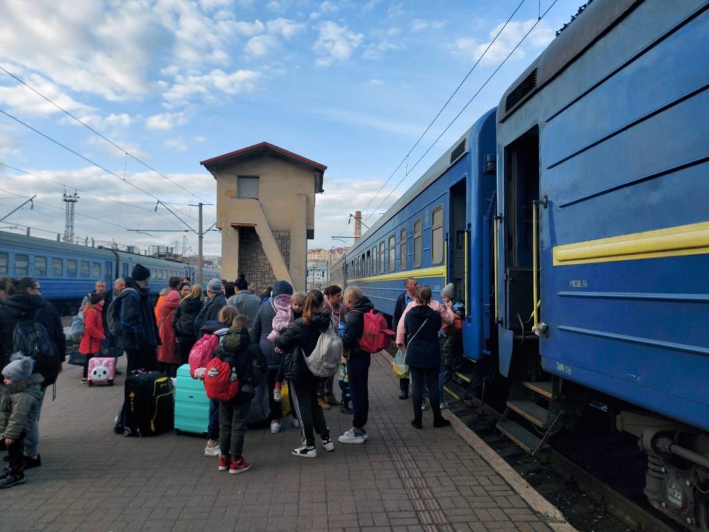 Эвакуация из Донбасса: поезда с востока в безопасные регионы Украины на 7 апреля