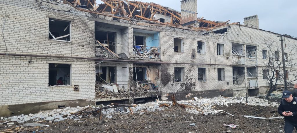 Российские войска ударили с ракет по поселку Донецкой области. По меньшей мере, 7 человек ранены