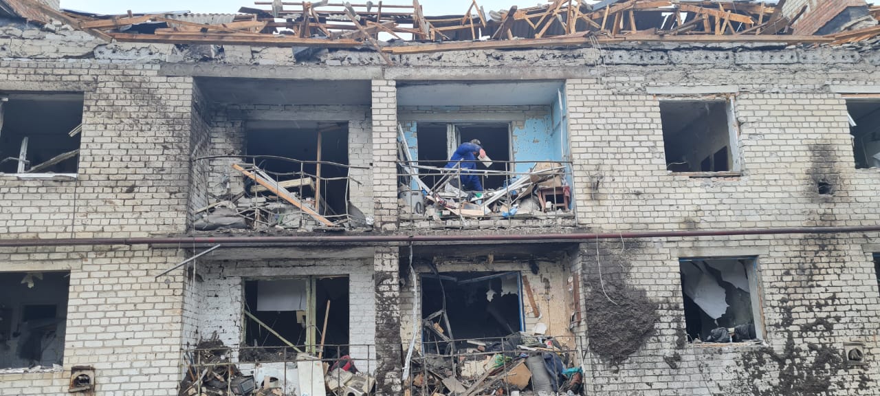 Российские войска ударили с ракет по поселку Донецкой области. По меньшей мере, 7 человек ранены 2
