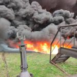 Российские захватчики снова обстреляли Лисичанский нефтеперерабатывающий завод. Пожар до сих пор гасят