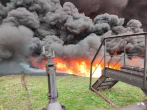 Российские захватчики снова обстреляли Лисичанский нефтеперерабатывающий завод. Пожар до сих пор гасят 3
