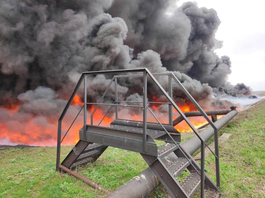 Российские захватчики снова обстреляли Лисичанский нефтеперерабатывающий завод. Пожар до сих пор гасят