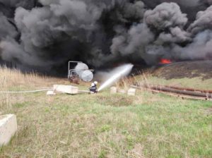 Российские захватчики снова обстреляли Лисичанский нефтеперерабатывающий завод. Пожар до сих пор гасят 1