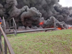 Российские захватчики снова обстреляли Лисичанский нефтеперерабатывающий завод. Пожар до сих пор гасят 2