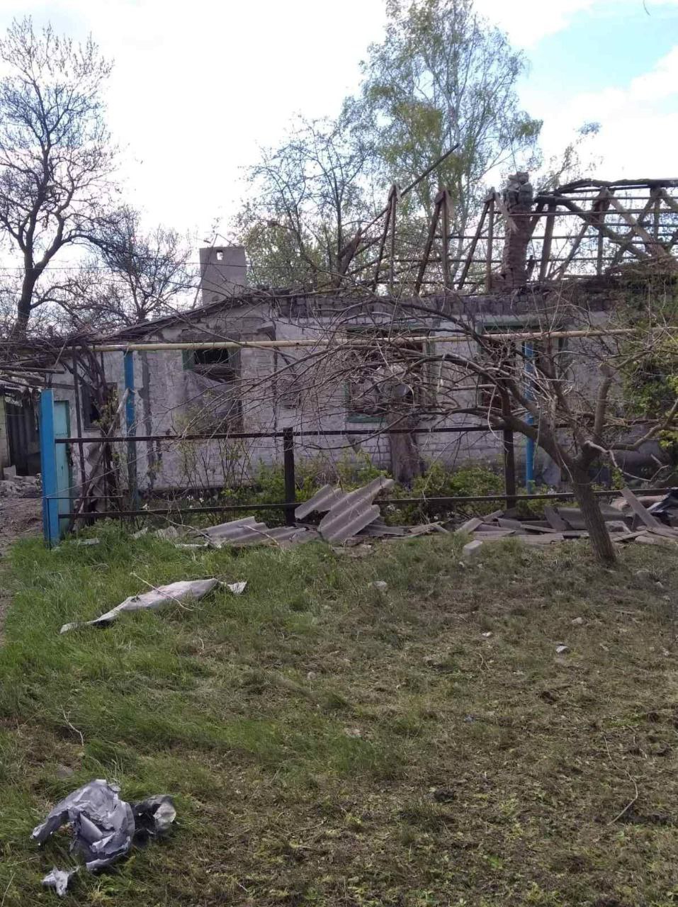 Российская армия за день повредила почти 30 домов в поселке Донецкой области (ФОТО) 5