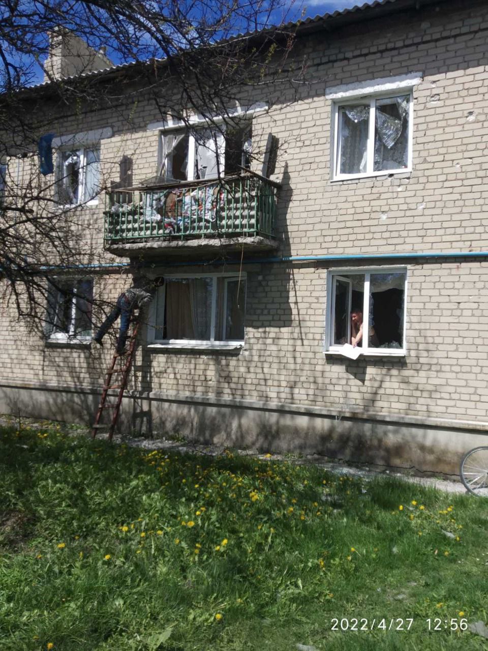 Российская армия за день повредила почти 30 домов в поселке Донецкой области (ФОТО) 7