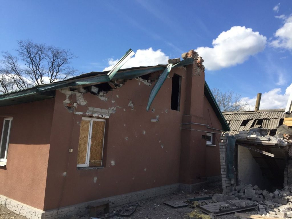 Российская армия за день повредила почти 30 домов в поселке Донецкой области (ФОТО)