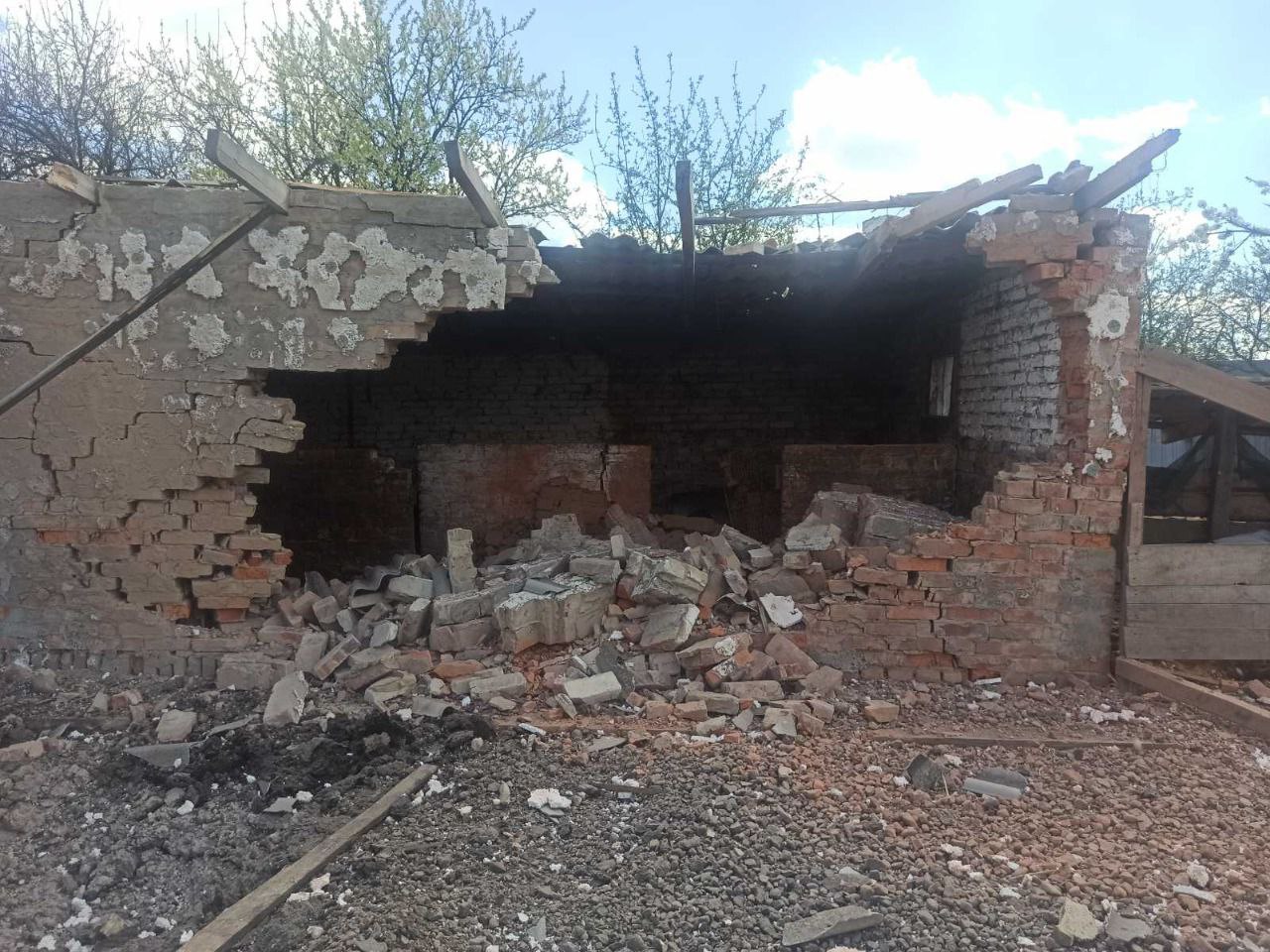 Российская армия за день повредила почти 30 домов в поселке Донецкой области (ФОТО) 2