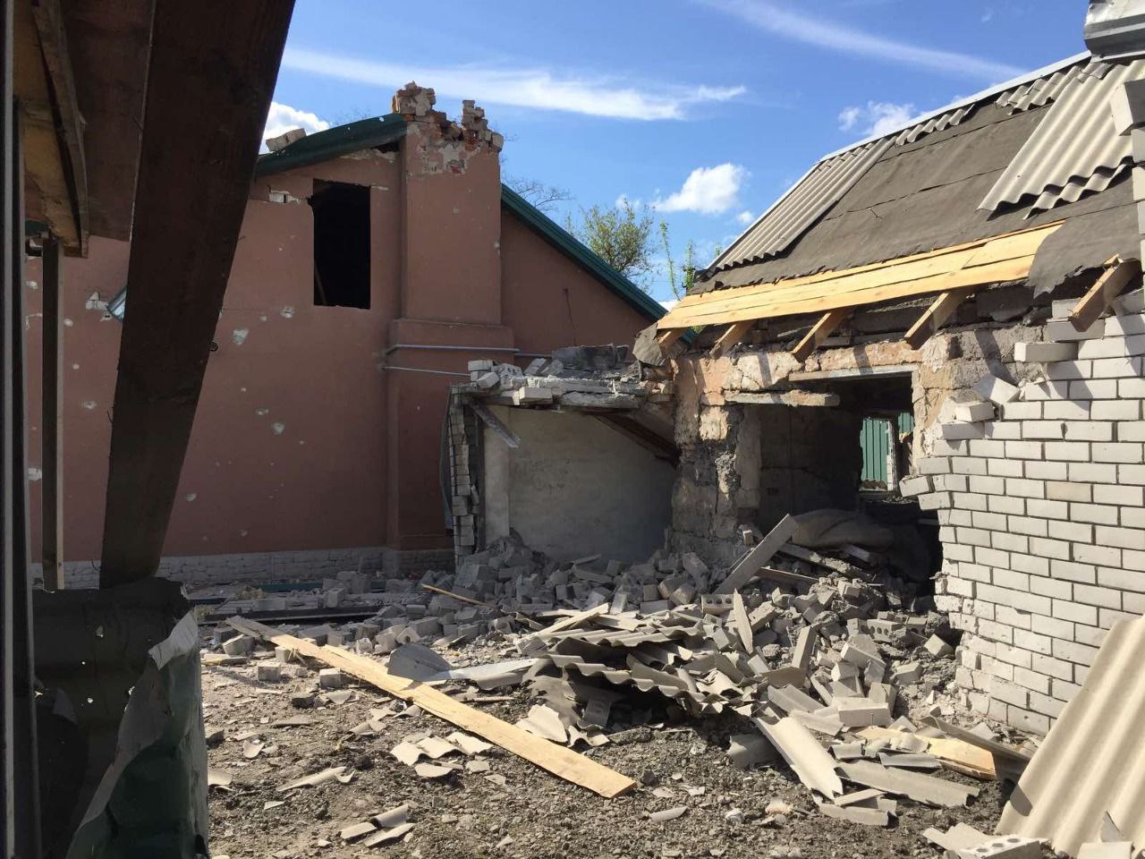Российская армия за день повредила почти 30 домов в поселке Донецкой области (ФОТО) 3