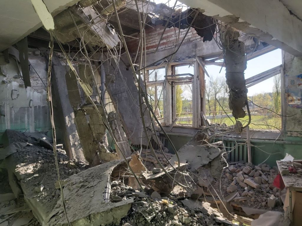 Россияне разрушили еще 2 школы в Донецкой и Луганской областях (ФОТО) 3