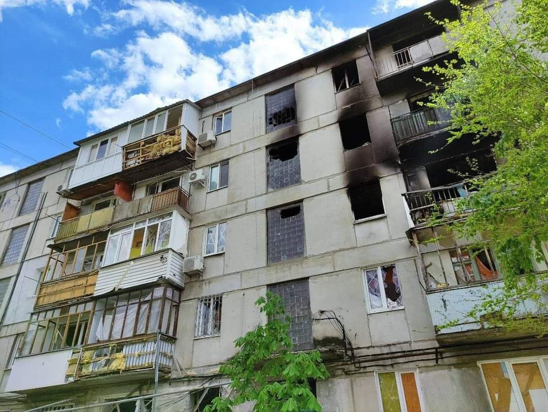 пошкоджена багатоповерхівка в Луганській області