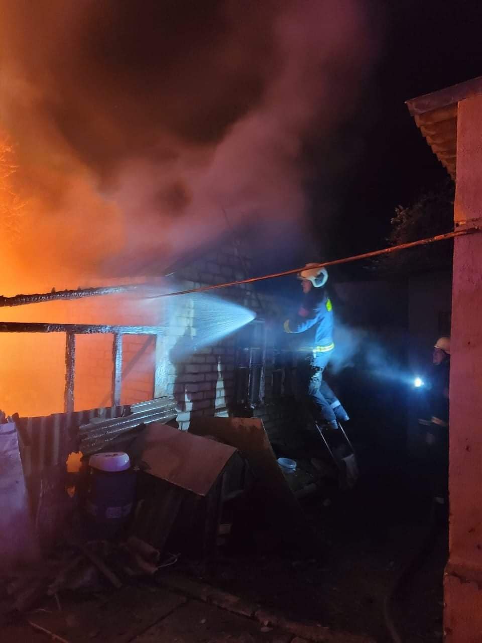 пожар на разбомбленном здании в Луганской области