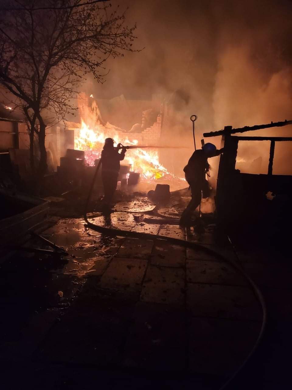 пожар в разбомбленном россиянами здании в Луганской области