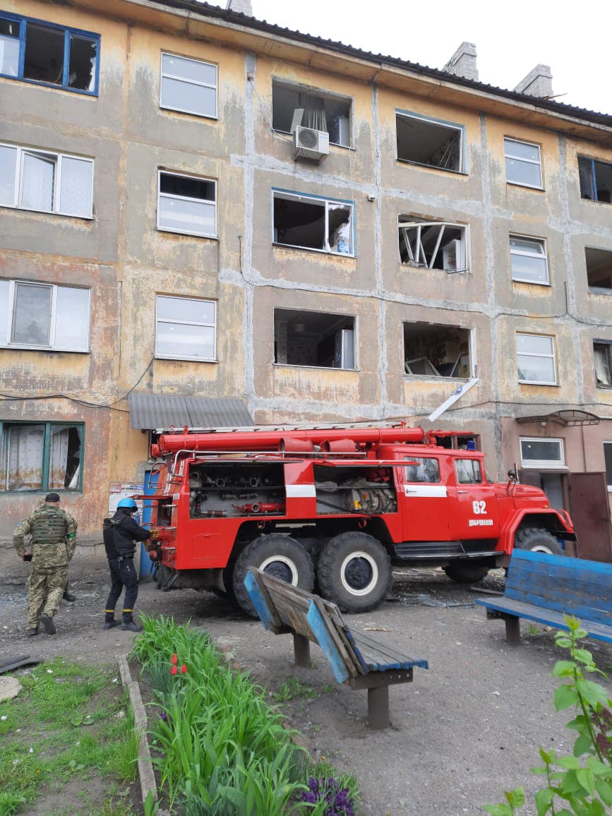 обстріляна багатоповерхівка у Донецькій області в Добропіллі