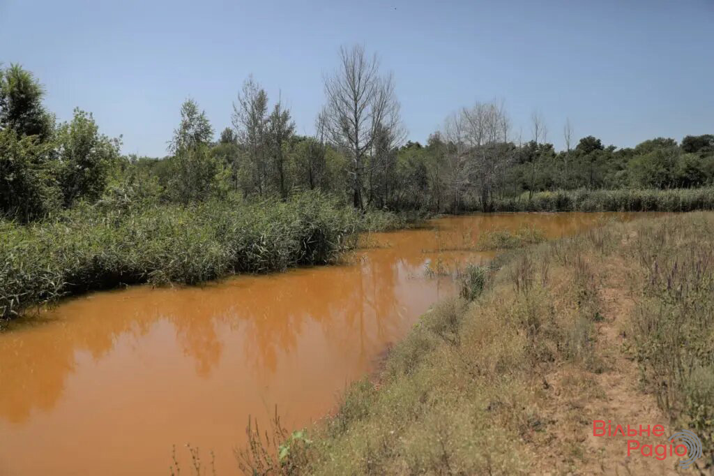 оранжевая река Камышеваха в Золотом Луганской области