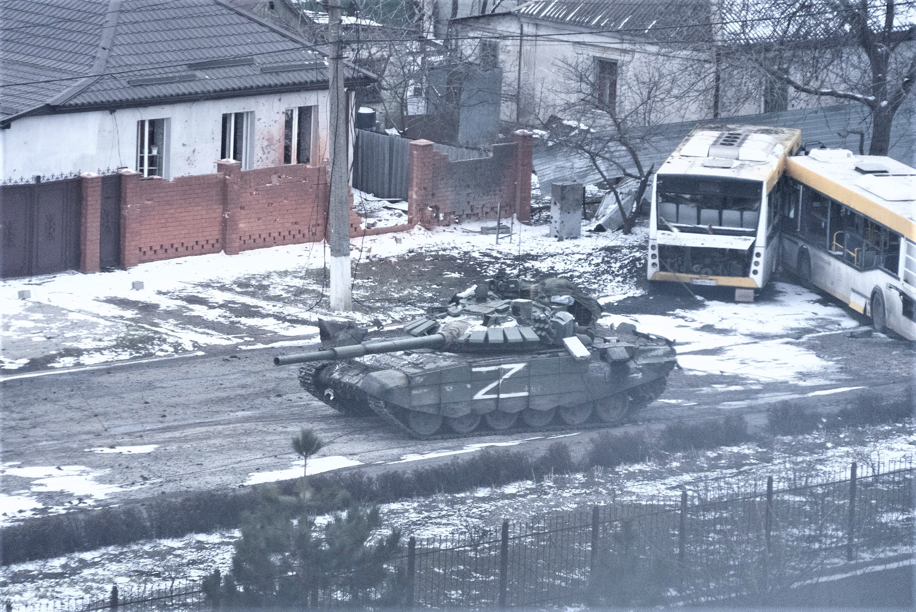 российский танк в Мариуполе