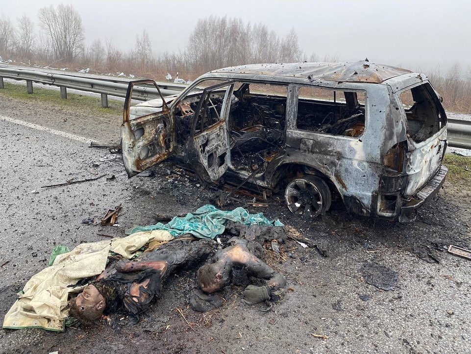 розбомблена машина з обгорілим трупом біля Києва