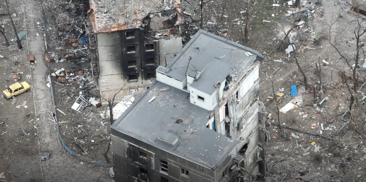 спалені та зруйновані будинки у Маріуполі
