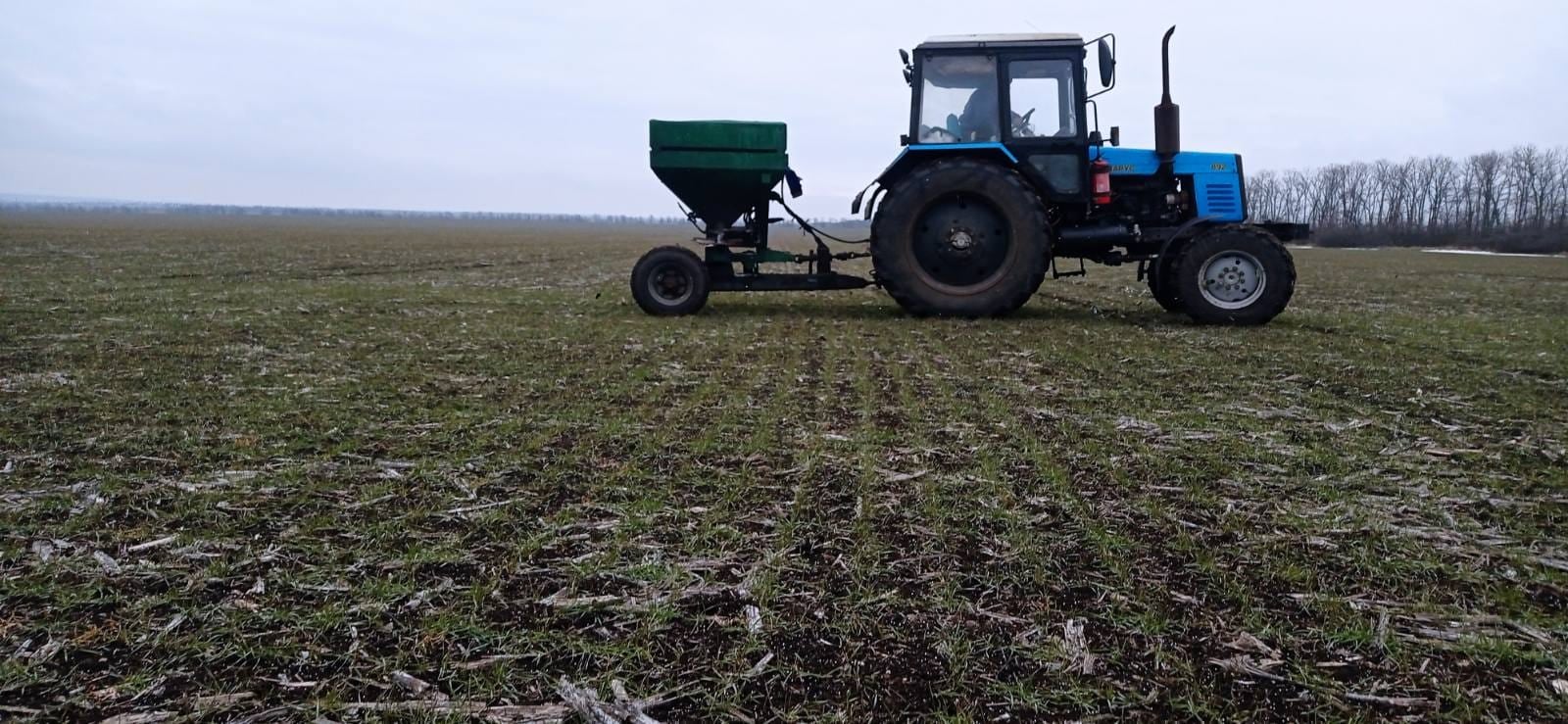трактор в поле в Донецкой области