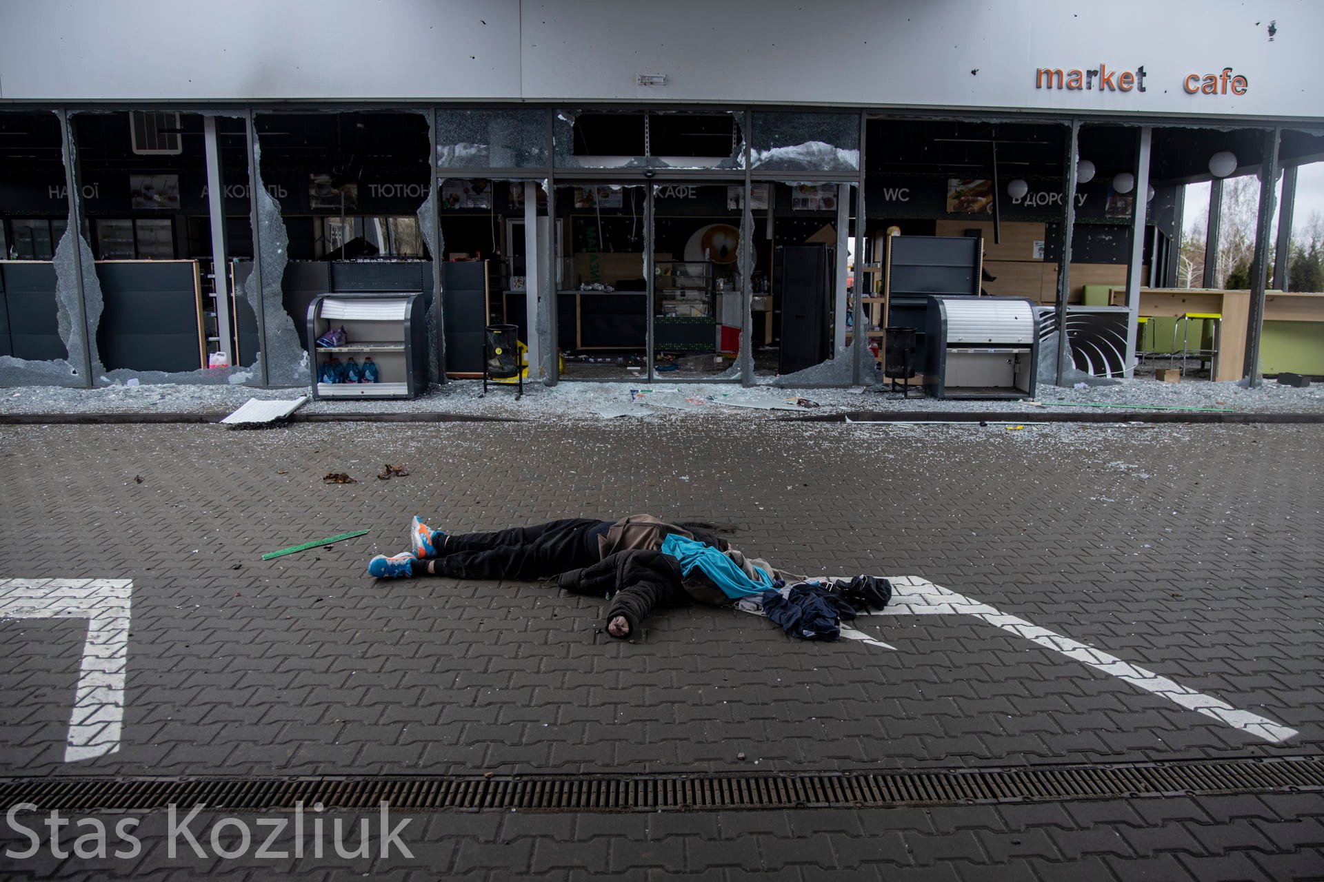 мертвий чоловік біля супермаркета на Київщині