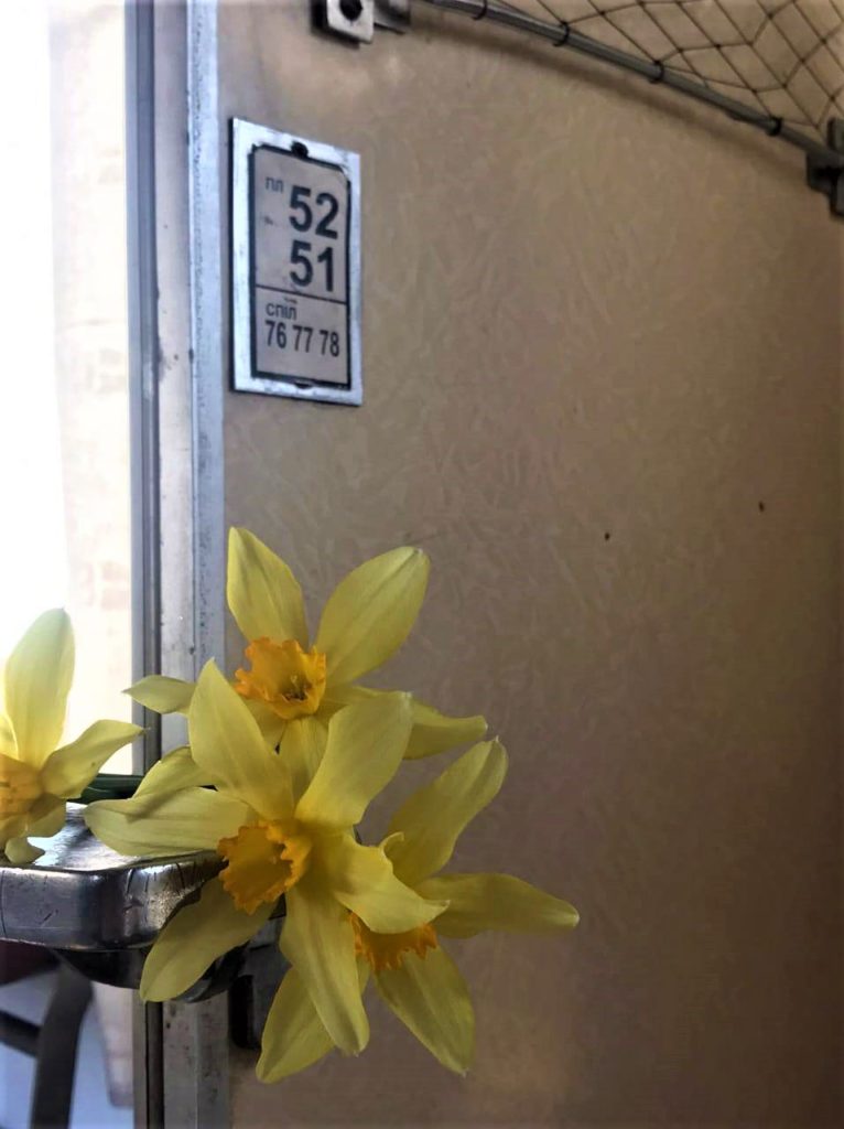 цветы в поезде в память о погибших в Краматорске