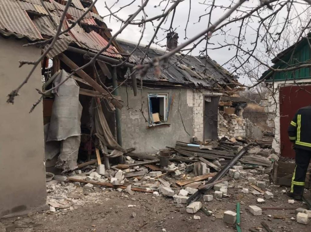 На Луганщині російська армія обстріляла з “Градів” Гірське, поранена жінка