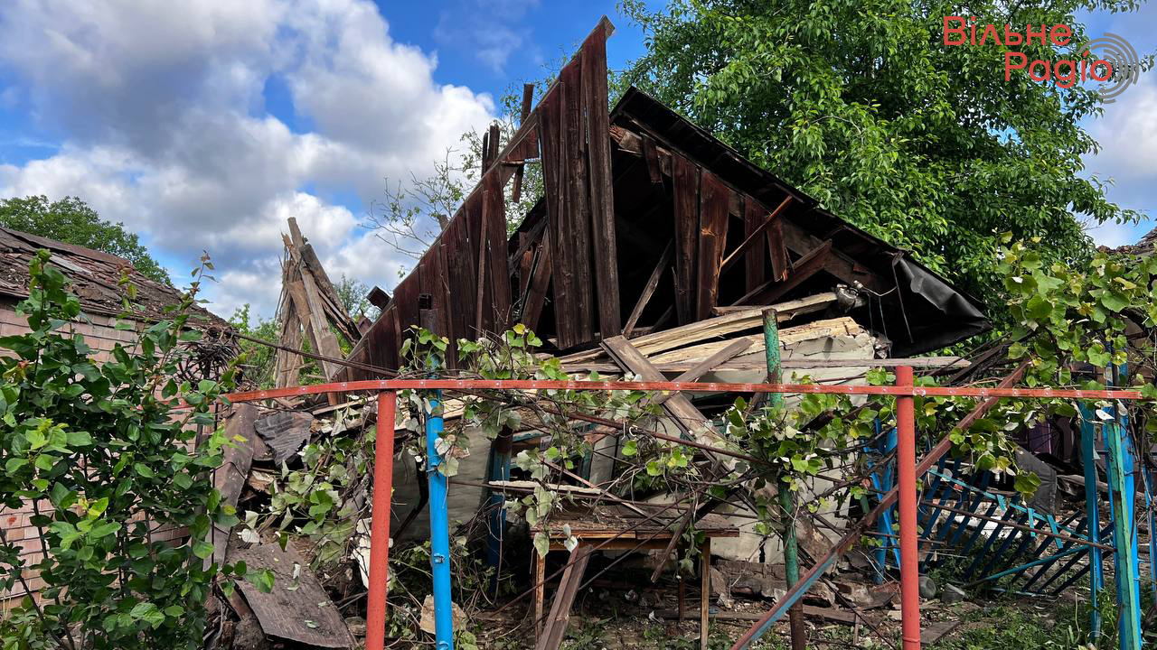 Утром 22 мая российская армия ударила по ангару с тракторами и частному дому