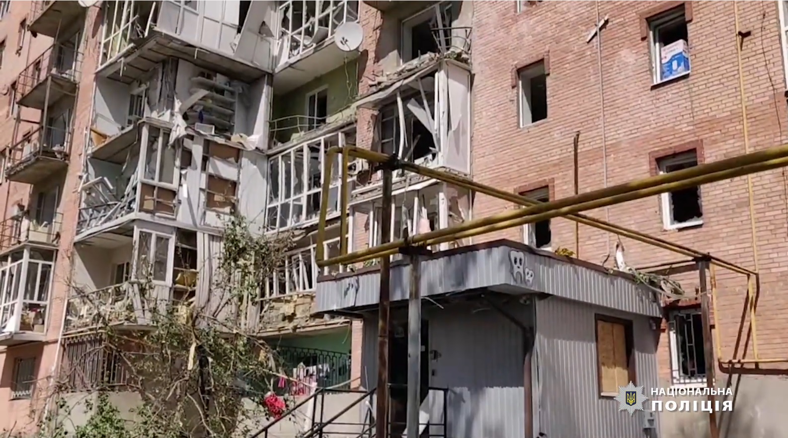 Обстріл Бахмута: російська армія зруйнувала будівлю вишу та пошкодила житлові будинки (ФОТО, ВІДЕО) 3