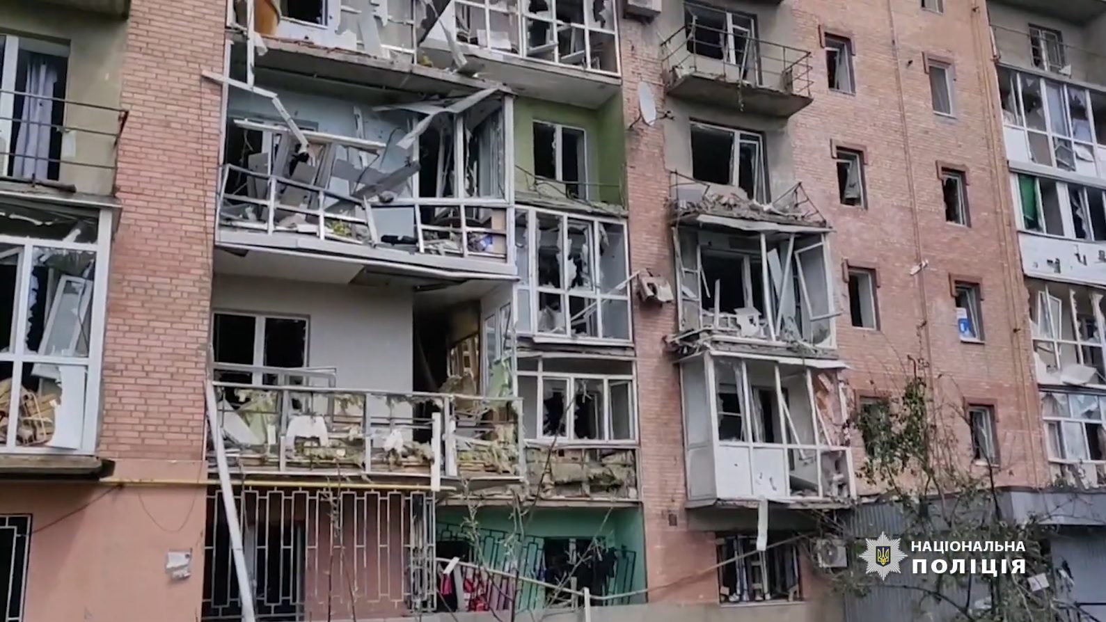 Обстріл Бахмута: російська армія зруйнувала будівлю вишу та пошкодила житлові будинки (ФОТО, ВІДЕО) 4