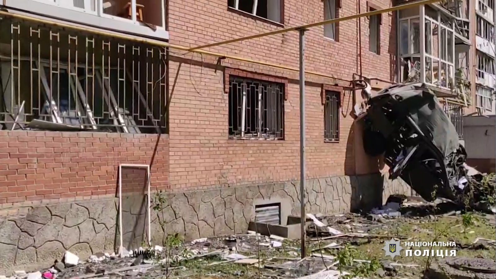 Обстріл Бахмута: російська армія зруйнувала будівлю вишу та пошкодила житлові будинки (ФОТО, ВІДЕО) 7