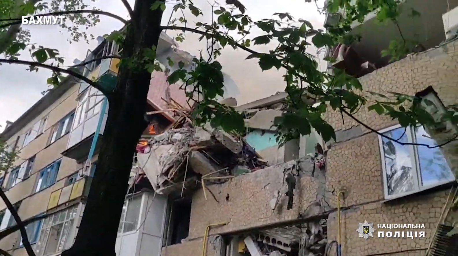 Еще один удар в Бахмуте: оккупанты разрушили многоэтажку, погибла женщина. Среди раненых ребенок 3