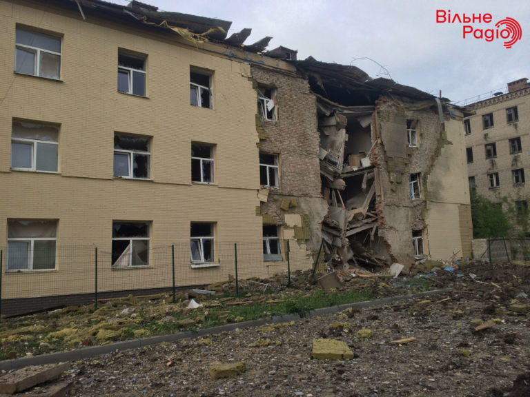 Знову по цивільних. 11 травня в Бахмуті зруйнували частину гуртожитку ГІІМ та околиці (ФОТО, ВІДЕО)